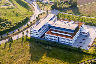 Bürogebäude des Verwaltungs- und Geschäftshauses der Physik Instrumente (PI) GmbH & Co. KG an der A8 im Ortsteil Palmbach in Karlsruhe im Ortsteil Stupferich im Bundesland Baden-Württemberg, Deutschland