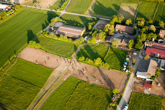 Luftbild von Stall im Steinig im Ortsteil Langensteinbach in Karlsbad im Bundesland Baden-Württemberg, Deutschland
