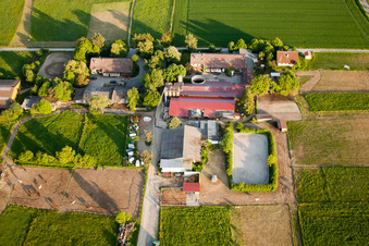Luftaufnahme von Stall im Steinig im Ortsteil Langensteinbach in Karlsbad im Bundesland Baden-Württemberg, Deutschland