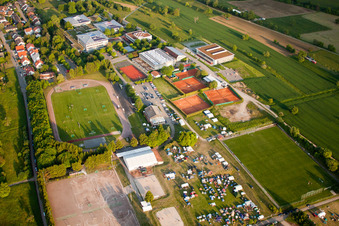Handballpfingstturnier im Ortsteil Langensteinbach in Karlsbad im Bundesland Baden-Württemberg, Deutschland aus der Vogelperspektive