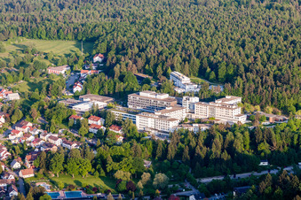 Luftaufnahme von Klinikgelände des Rehabilitationszentrums der Rehaklinik BBRZ Karlsbad in Karlsbad im Ortsteil Langensteinbach im Bundesland Baden-Württemberg, Deutschland