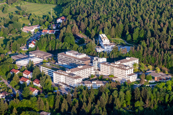 Schrägluftbild von Klinikgelände des Rehabilitationszentrums der Rehaklinik BBRZ Karlsbad in Karlsbad im Ortsteil Langensteinbach im Bundesland Baden-Württemberg, Deutschland