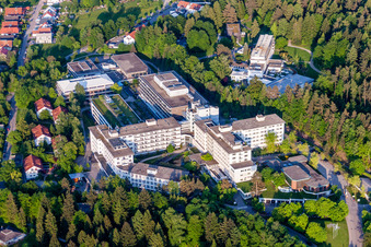Klinikgelände des Rehabilitationszentrums der Rehaklinik BBRZ Karlsbad in Karlsbad im Ortsteil Langensteinbach im Bundesland Baden-Württemberg, Deutschland von oben