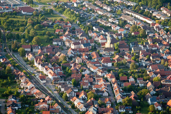 Wikingerstraße und Eisenbahnstr im Ortsteil Langensteinbach in Karlsbad im Bundesland Baden-Württemberg, Deutschland