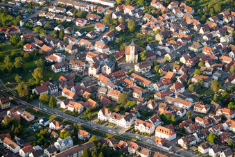 Luftbild von Wikingerstraße und Eisenbahnstr im Ortsteil Langensteinbach in Karlsbad im Bundesland Baden-Württemberg, Deutschland