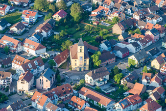 Luftbild von Kirchengebäude der Weinbrennerkirche Langensteinbach im Altstadt- Zentrum der Innenstadt im Ortsteil Langensteinbach in Karlsbad im Bundesland Baden-Württemberg, Deutschland