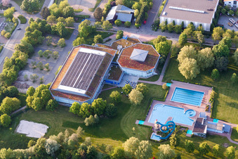 Schwimmbecken des Freibades Waldbronn in Waldbronn im Ortsteil Busenbach im Bundesland Baden-Württemberg, Deutschland