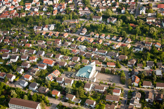 Luftbild von Dreifaltigkeitskirche in Wiesloch im Bundesland Baden-Württemberg, Deutschland