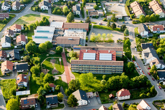 Luftbild von Schulgebäude der Mannabergschule und Mannaberghalle in Rauenberg im Bundesland Baden-Württemberg, Deutschland