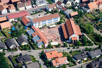 Schule, Kindergarten und Dorfgemeinschaftshaus in Hatzenbühl im Bundesland Rheinland-Pfalz, Deutschland
