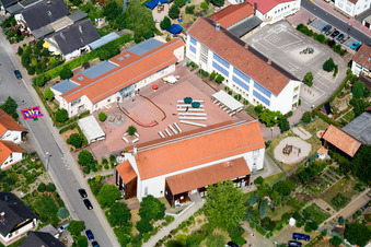 Luftbild von Schule, Kindergarten und Dorfgemeinschaftshaus in Hatzenbühl im Bundesland Rheinland-Pfalz, Deutschland