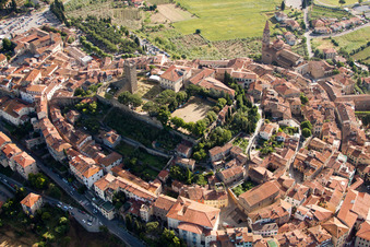 Ruine und Mauerreste der ehemaligen Burganlage auf dem Berg der kreisförmig angelegten Stadt in Castiglion Fiorentino im Bundesland Arezzo, Italien