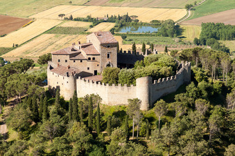 Luftbild von Burganlage der Veste Castello di Montegualandro am Traseminer See in Montecchio in Umbria in Tuoro sul Trasimeno im Bundesland Perugia, Italien