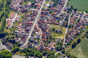 Luftbild von Leopoldstraße von Nordwesten im Ortsteil Leopoldshafen in Eggenstein-Leopoldshafen im Bundesland Baden-Württemberg, Deutschland