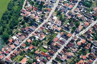 Leopoldstraße mit Kirche im Ortsteil Leopoldshafen in Eggenstein-Leopoldshafen im Bundesland Baden-Württemberg, Deutschland
