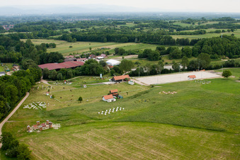 Haras de la Née in Neewiller-près-Lauterbourg im Bundesland Bas-Rhin, Frankreich von der Drohne aus gesehen