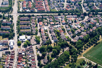 St. Albertus Magnus Kirche und Landstr im Ortsteil Leopoldshafen in Eggenstein-Leopoldshafen im Bundesland Baden-Württemberg, Deutschland
