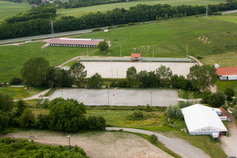 Haras de la Née in Neewiller-près-Lauterbourg im Bundesland Bas-Rhin, Frankreich aus der Vogelperspektive