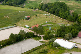 Haras de la Née in Neewiller-près-Lauterbourg im Bundesland Bas-Rhin, Frankreich aus der Luft betrachtet