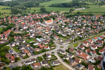 Mothern im Bundesland Bas-Rhin, Frankreich von einer Drohne aus