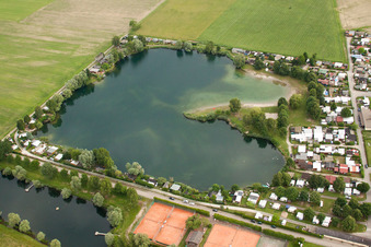 Luftbild von Wohnwagen und Zelte- Campingplatz - und Zeltplatz Camping Les Peupliers am See im Ortsteil Beinheim in Seltz in Grand Est im Bundesland Bas-Rhin, Frankreich