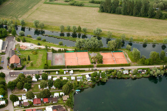 Luftbild von Beinheim, Camping Les Peupliers, Tennis im Bundesland Bas-Rhin, Frankreich