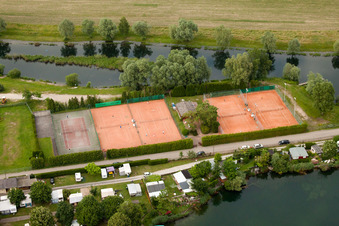 Luftaufnahme von Beinheim, Camping Les Peupliers, Tennis im Bundesland Bas-Rhin, Frankreich