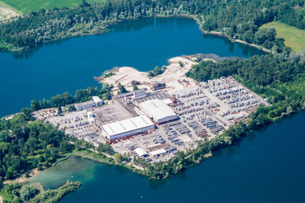 Gebäude und Produktionshallen auf dem Werksgelände der Betonstein und -Plattenwerke Lithon Plus GmbH & Co. KG im Ortsteil Eggenstein in Eggenstein-Leopoldshafen im Bundesland Baden-Württemberg, Deutschland