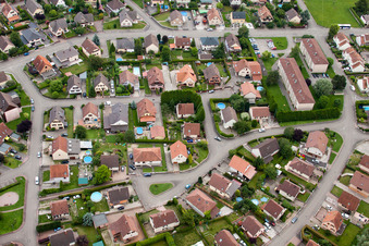 Drusenheim im Bundesland Bas-Rhin, Frankreich von der Drohne aus gesehen