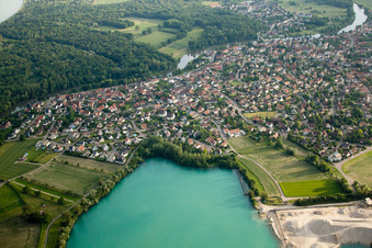 Luftaufnahme von Gelände und Abraum- Flächen des Kies- Tagebau Gravière am Baggersee in La Wantzenau im Bundesland Bas-Rhin, Frankreich