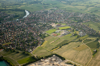 Schrägluftbild von Gelände und Abraum- Flächen des Kies- Tagebau Gravière am Baggersee in La Wantzenau im Bundesland Bas-Rhin, Frankreich