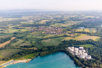Oiltanking Deutschland GmbH & Co. KG vor dem Honauer Baggersee in Rheinau im Bundesland Baden-Württemberg