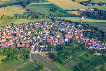 Dorfansicht von Nordwesten im Ortsteil Honau in Rheinau im Bundesland Baden-Württemberg, Deutschland