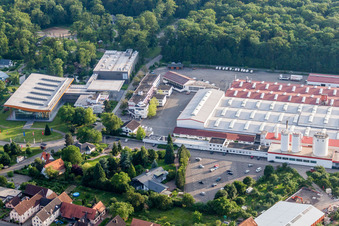 Luftbild von Gebäude und Produktionshallen auf dem Werksgelände WeberHaus GmbH & Co. KG im Ortsteil Linx in Rheinau im Bundesland Baden-Württemberg, Deutschland