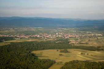 Urloffen von Westen hinter der A5 in Appenweier im Bundesland Baden-Württemberg, Deutschland