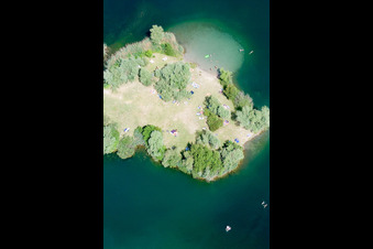 Badegästen an Strand der Halbinsel des Badesee Johanneswiese im Naherholungsgebiet Johanneswiese in Jockgrim in Jockgrim im Bundesland Rheinland-Pfalz, Deutschland