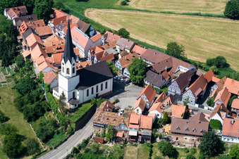 Altstadtbereich und Hinterstädelkirche der Ludwigstraße in Jockgrim im Bundesland Rheinland-Pfalz, Deutschland