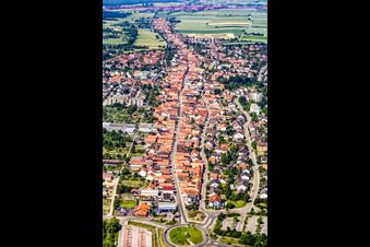 B427-Rheinstraße von Osten in Kandel im Bundesland Rheinland-Pfalz, Deutschland