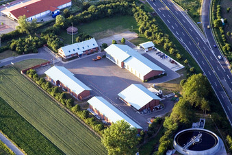 Streckenführung und Fahrspuren im Verlauf der Autobahn- Abfahrt und Zufahrt der BAB A65 und Autobahnmeisterei Kandel in Kandel im Bundesland Rheinland-Pfalz, Deutschland