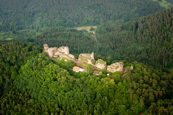 Ruine und Mauerreste der ehemaligen Burganlage und Feste Altdahn in Dahn im Bundesland Rheinland-Pfalz, Deutschland