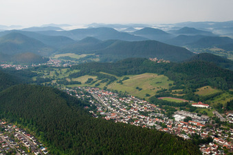 Drohnenaufname von Dahn im Bundesland Rheinland-Pfalz, Deutschland