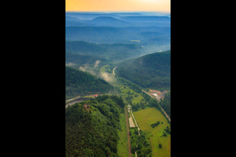 Wieslautertal nach NW in Dahn im Bundesland Rheinland-Pfalz, Deutschland