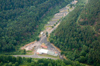 Gewerbegebiet und Firmenansiedlung Neudahn 2 in den ehemaligen Ami-Baracken in Dahn im Bundesland Rheinland-Pfalz, Deutschland