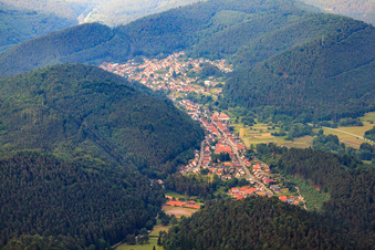 Hinterweidenthal aus Westen im Bundesland Rheinland-Pfalz, Deutschland