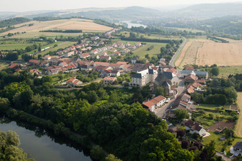 Dorfkern an den Fluß- Uferbereichen der Mosel in Berg-sur-Moselle in Grand Est, Frankreich