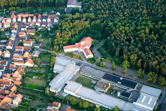 Industrie- und Gewerbegebiet der Eichenauer Heizelemente GmbH & Co. KG in Hatzenbühl im Bundesland Rheinland-Pfalz, Deutschland
