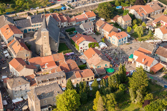 Luftbild von Mittelaltermarkt in Rodemack in Grand Est im Bundesland Moselle, Frankreich