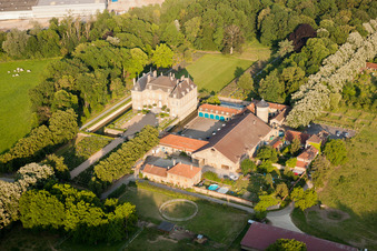 Schrägluftbild von Manom, Château de La Grange im Bundesland Moselle, Frankreich