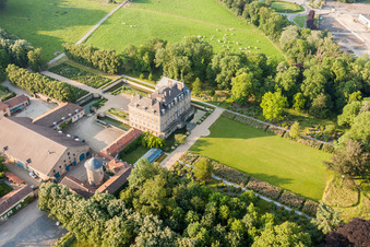 Luftaufnahme von Palais des Schloss Chateau La Grange in Manom in Grand Est im Bundesland Moselle, Frankreich