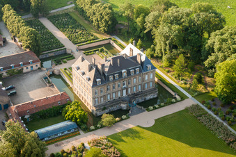 Schrägluftbild von Palais des Schloss Chateau La Grange in Manom in Grand Est im Bundesland Moselle, Frankreich